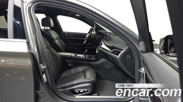 BMW 7-Series 2018 — photo 17