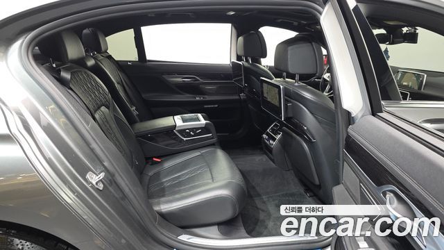 BMW 7-Series 2018 — photo 18