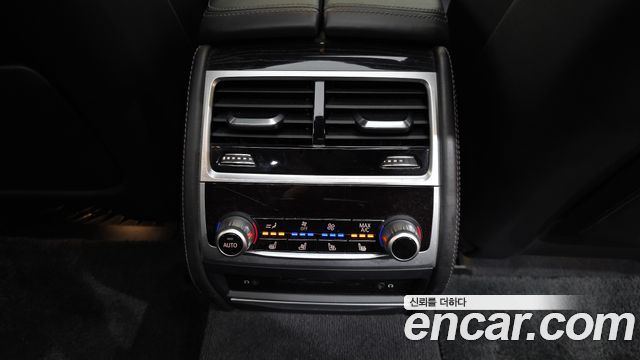 BMW 7-Series 2018 — photo 24