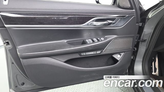 BMW 7-Series 2018 — photo 14
