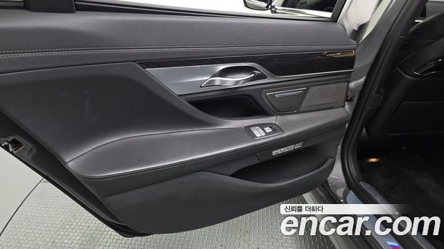 BMW 7-Series 2018 — photo 15