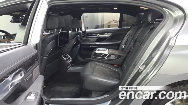 BMW 7-Series 2018 — photo 16