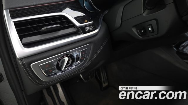 BMW 7-Series 2018 — photo 33