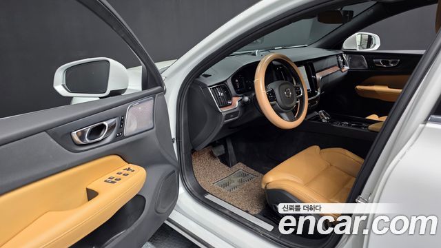 Volvo S60 2023 — photo 10