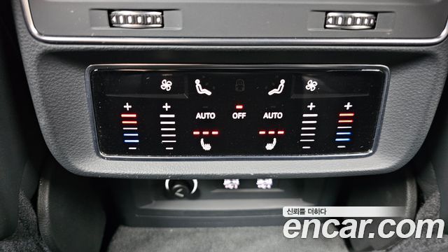 Audi Q8 2020 — photo 32
