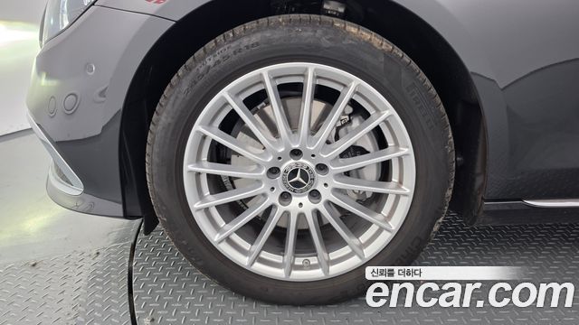 Mercedes-Benz E-Class 2023 — photo 5