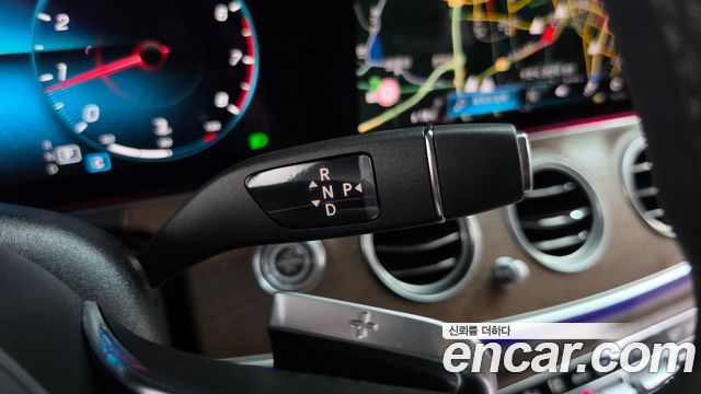 Mercedes-Benz E-Class 2023 — photo 12