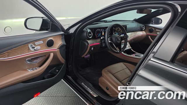 Mercedes-Benz E-Class 2023 — photo 13