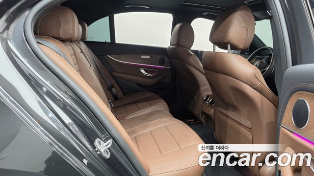Mercedes-Benz E-Class 2023 — photo 17