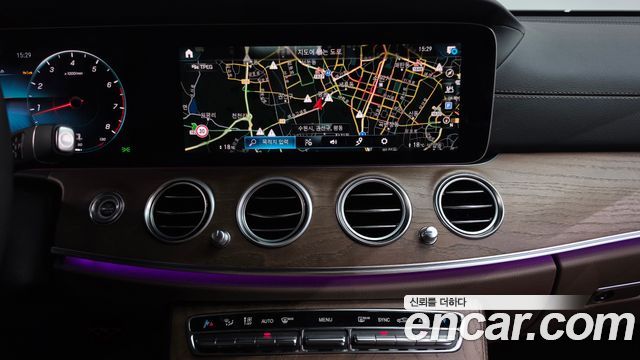 Mercedes-Benz E-Class 2023 — photo 18