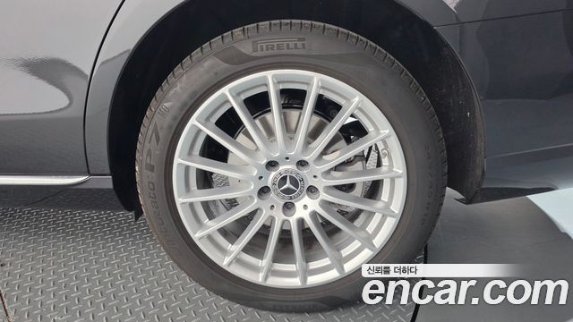 Mercedes-Benz E-Class 2023 — photo 7
