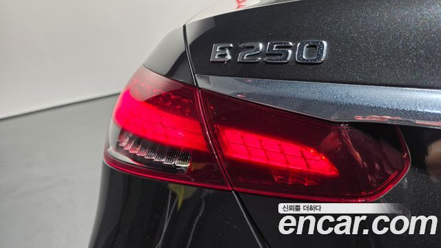 Mercedes-Benz E-Class 2023 — photo 9