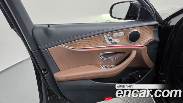 Mercedes-Benz E-Class 2023 — photo 14