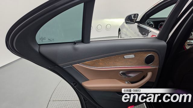 Mercedes-Benz E-Class 2023 — photo 15