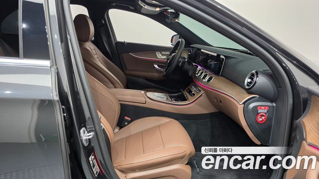Mercedes-Benz E-Class 2023 — photo 16
