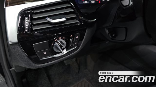 BMW 5-Series 2021 — photo 22