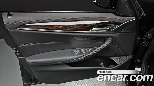 BMW 5-Series 2021 — photo 14