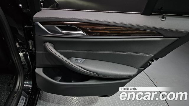 BMW 5-Series 2021 — photo 15