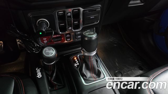 Jeep Wrangler 2021 — photo 12