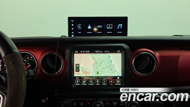 Jeep Wrangler 2021 — photo 18