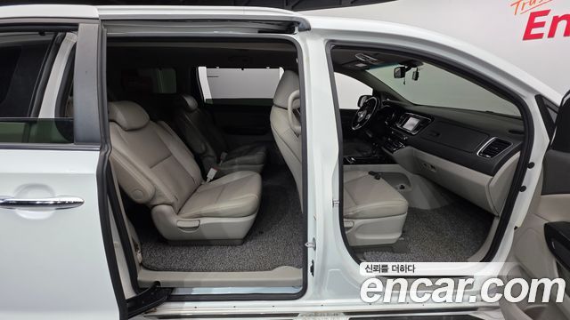 Kia Canival 2016 — photo 18