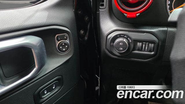 Jeep Wrangler 2022 — photo 26