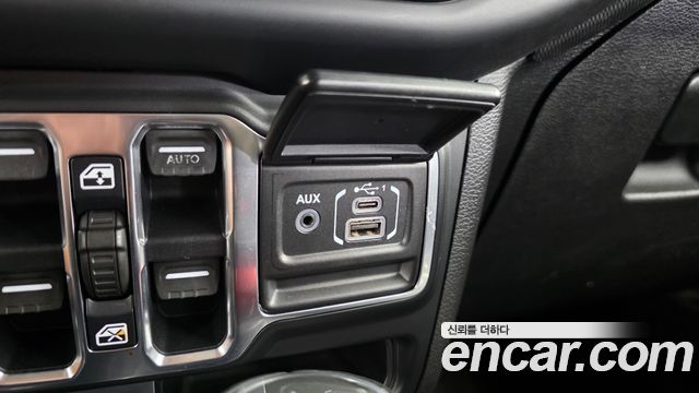 Jeep Wrangler 2018 — photo 27