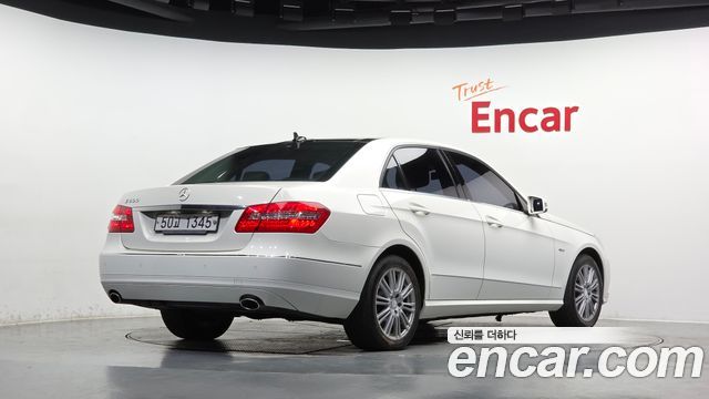 Mercedes-Benz E-Class 2012 — photo 2