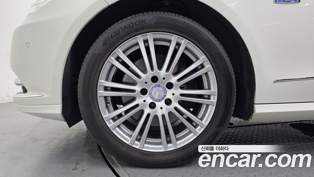 Mercedes-Benz E-Class 2012 — photo 5