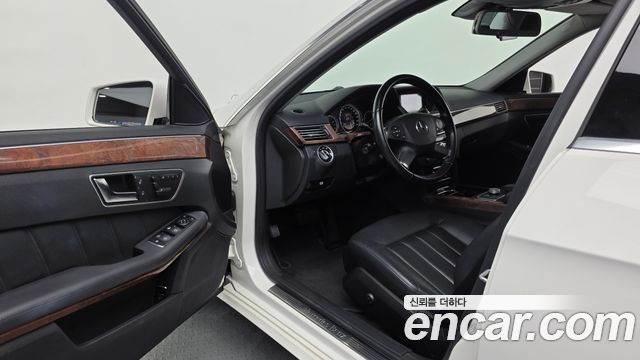 Mercedes-Benz E-Class 2012 — photo 10