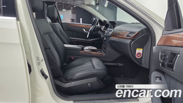 Mercedes-Benz E-Class 2012 — photo 11