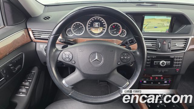 Mercedes-Benz E-Class 2012 — photo 13