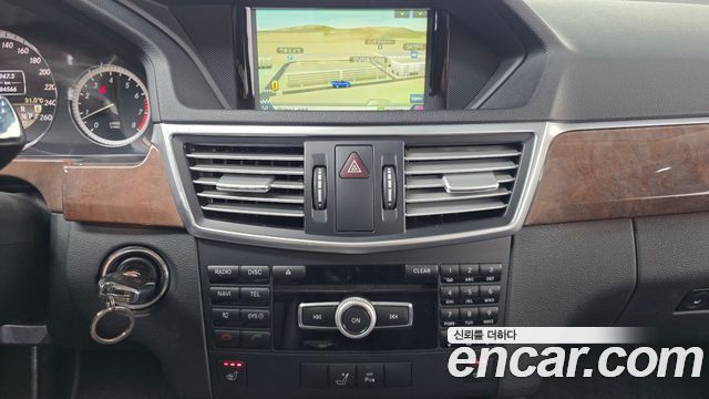 Mercedes-Benz E-Class 2012 — photo 14