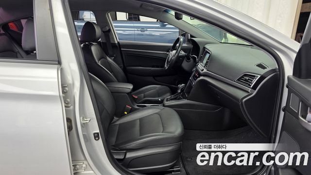 Hyundai AVANTE 2017 — photo 11