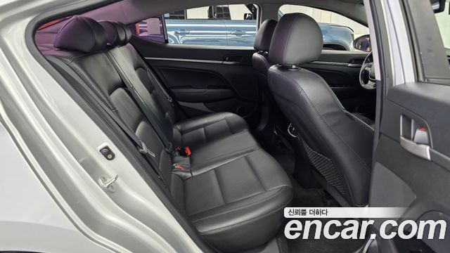 Hyundai AVANTE 2017 — photo 12