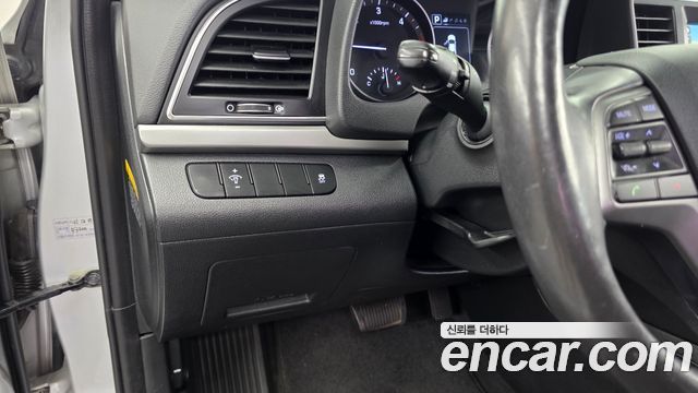 Hyundai AVANTE 2017 — photo 16