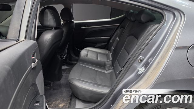 Hyundai AVANTE 2016 — photo 12