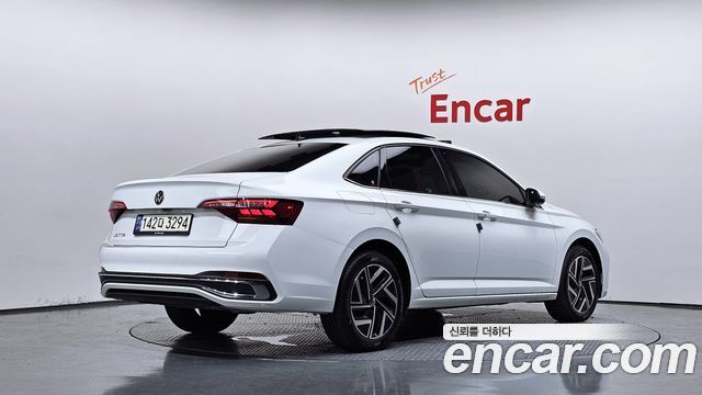 Volkswagen Jetta 2023 — photo 2