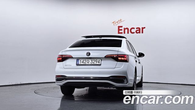 Volkswagen Jetta 2023 — photo 4