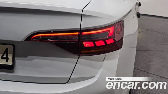Volkswagen Jetta 2023 — photo 9