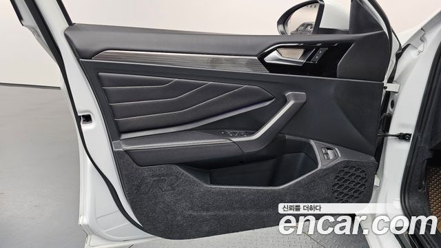 Volkswagen Jetta 2023 — photo 14
