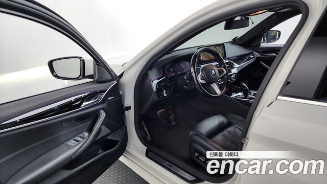 BMW 5-Series 2022 — photo 13