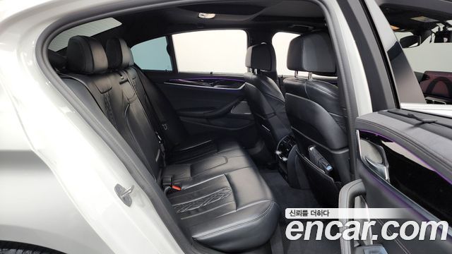 BMW 5-Series 2022 — photo 17