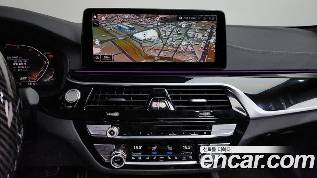 BMW 5-Series 2022 — photo 19