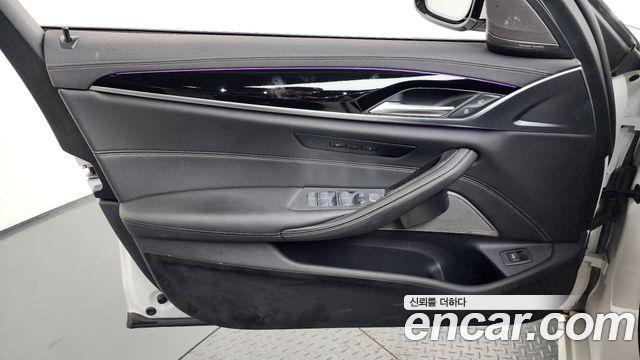 BMW 5-Series 2022 — photo 14