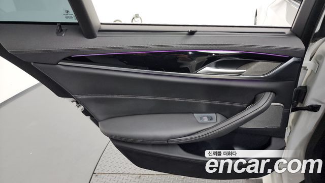 BMW 5-Series 2022 — photo 15