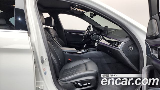 BMW 5-Series 2022 — photo 16