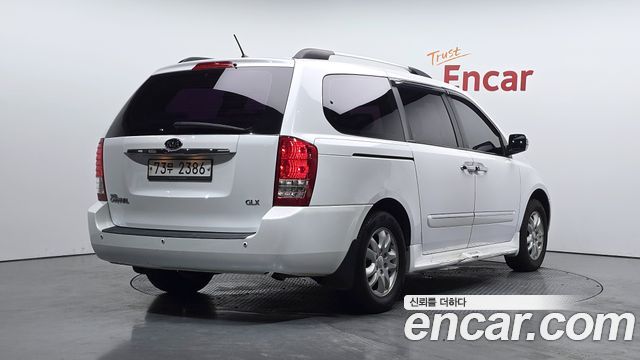 Kia Canival 2012 — photo 2