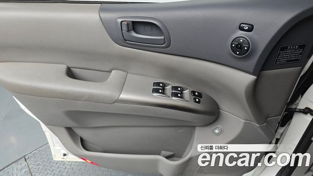 Kia Canival 2012 — photo 14