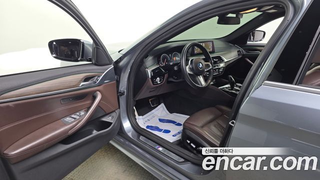 BMW 5-Series 2019 — photo 10
